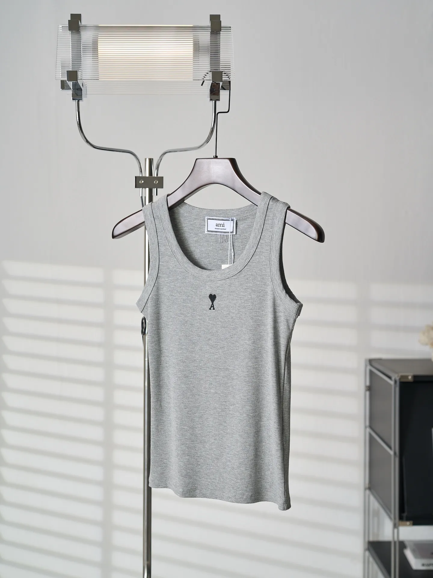 [Real object hanging] AMI/Ami love letters embroidered elastic vest (women's model) [In Stock] S M L is made of elastic fabric, which can be controlled by any body shape. The elasticity and softness are all online. The Ami letter label design on the chest highlights the brand style. The texture is amazing. The workmanship is smooth and delicate, and the details are processed perfectly.